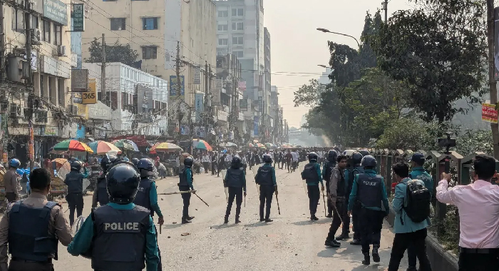 পুলিশের সঙ্গে শিক্ষার্থীদের সংঘর্ষ, লাঠিচার্জ ও টিয়ারশেল নিক্ষেপ
