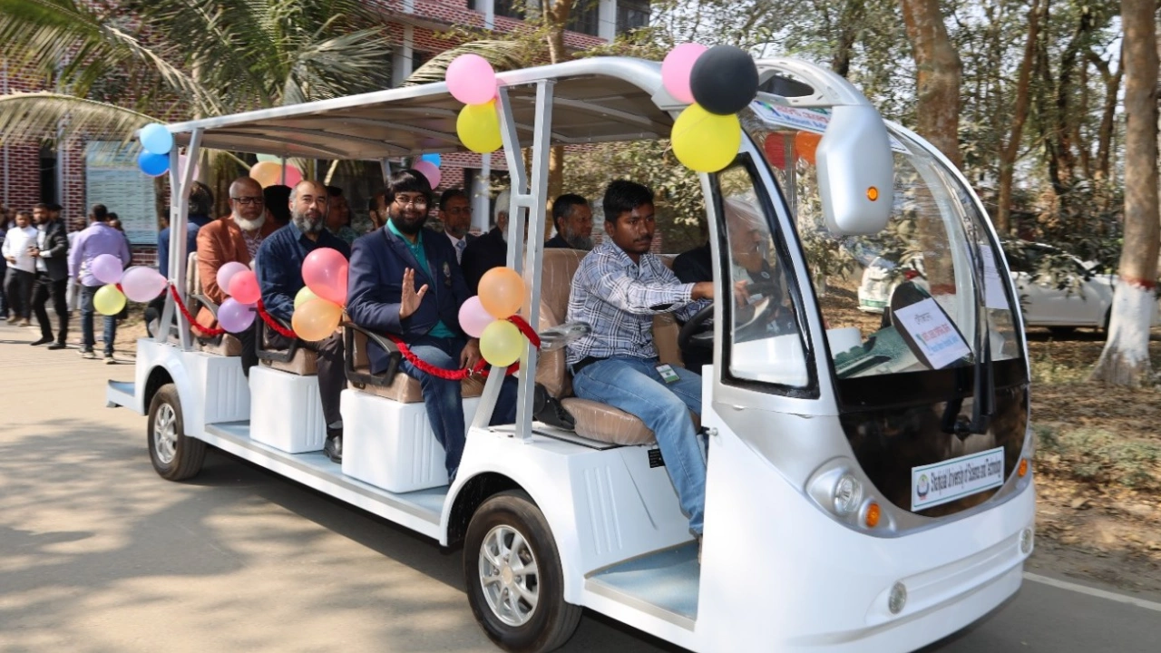শিক্ষার্থীদের সুবিধার্থে ইলেকট্রিক শাটল কার সার্ভিস উদ্বোধন