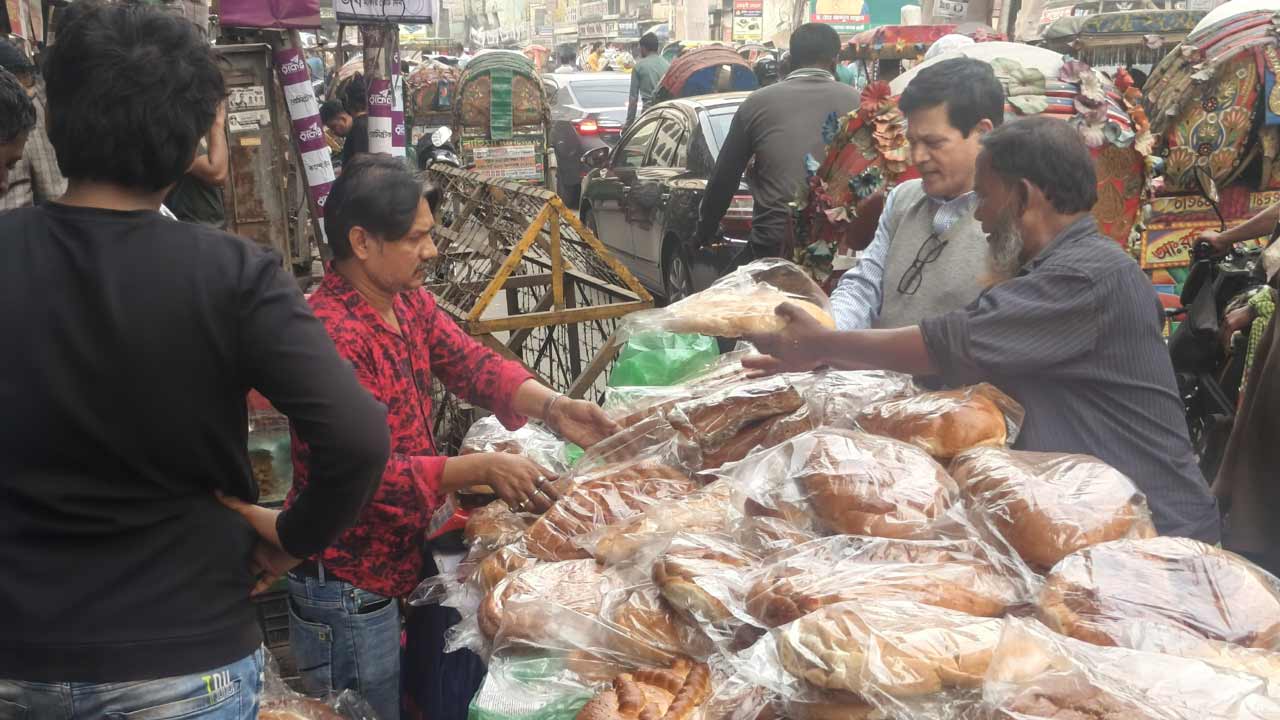 শবে বরাতে ঢাকার অলিগলিতে ফিরেছে হালুয়া-রুটির ঐতিহ্য