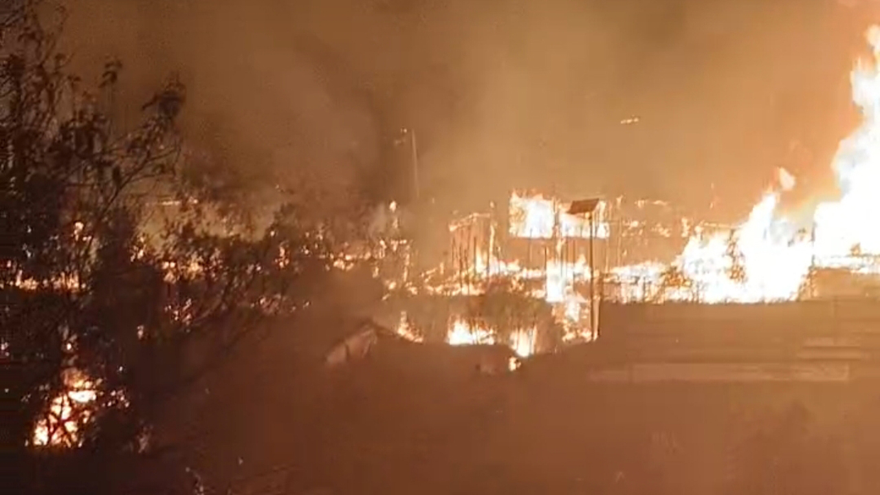 উখিয়ায় রোহিঙ্গা ক্যাম্পে মধ্যরাতে আগুন