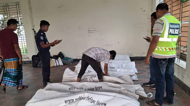 দাউদকান্দিতে ট্রাক খাদে পরে ৭ জনের প্রাণহানি