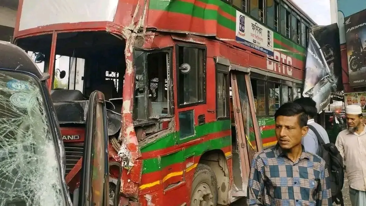 দুর্ঘটনার কবলে ঢাবির বাস, আহত ৮