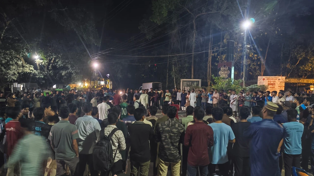 সংঘর্ষের পর চবিতে শিবির-ছাত্রদলের পাল্টাপাল্টি বিক্ষোভ
