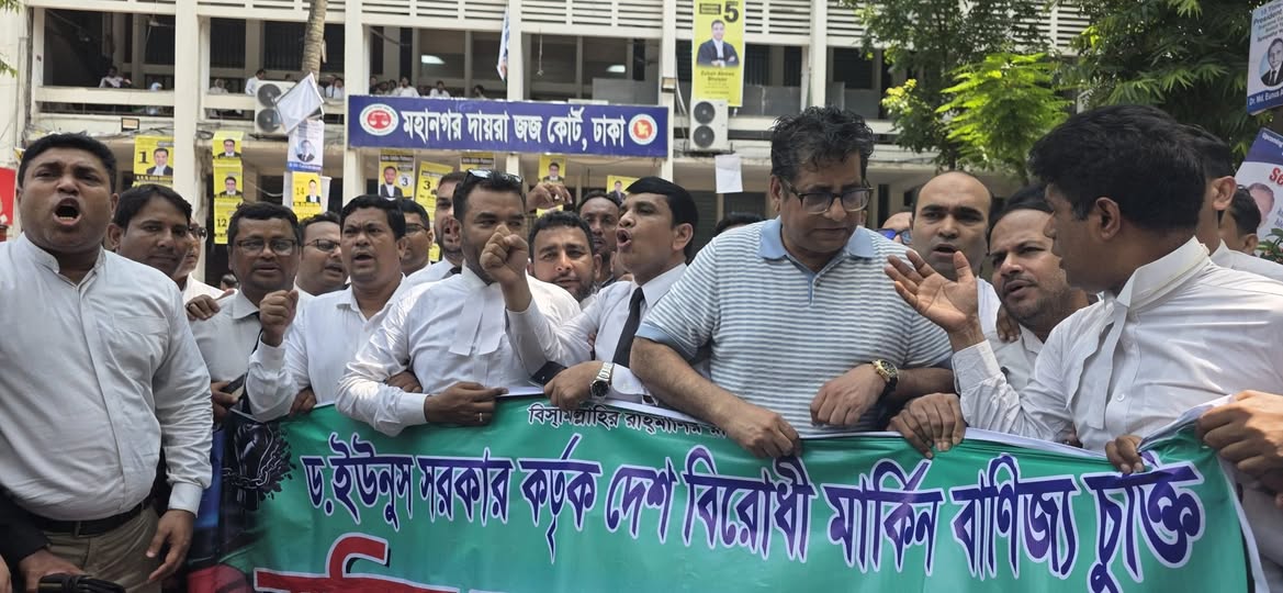 আদালত প্রাঙ্গণে আনিস আলমগীরের মন্তব্য: ‘ইউনূস বাংলাদেশকে বিক্রি করে গেছেন’